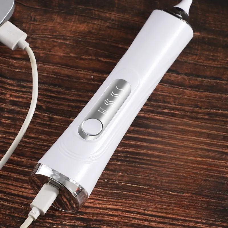Mezclador FitPro blanco recargándose por USB