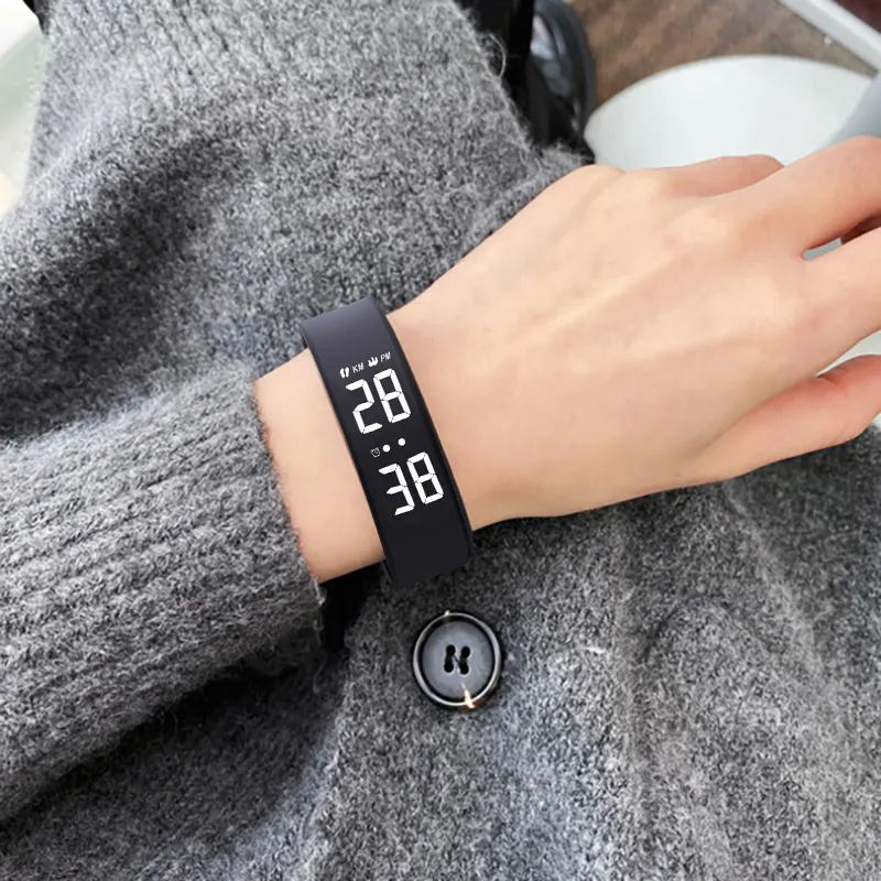 Pulsera de actividad FitPro negra en la muñeca mostrando la hora