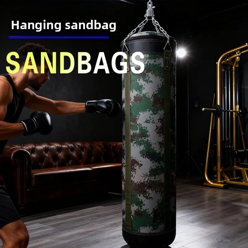Entrenamiento de boxeo con saco colgante camuflaje